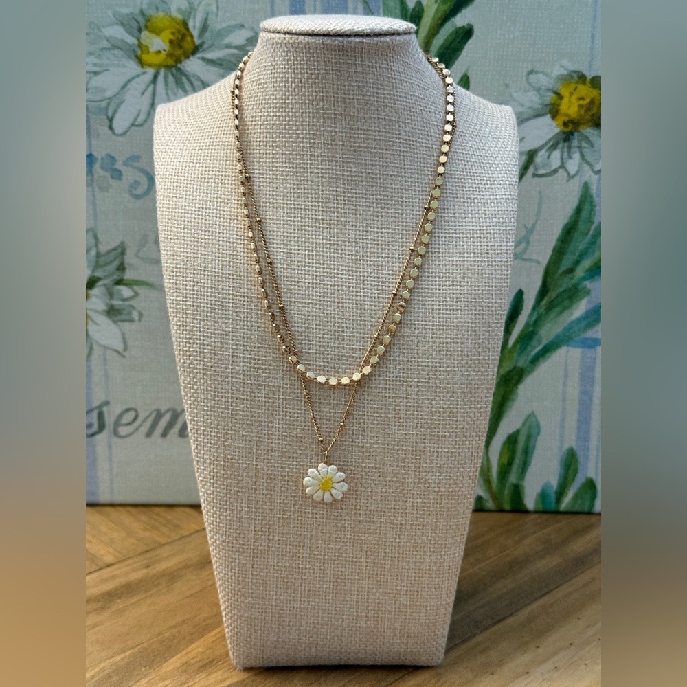 1946 Women’s Gold Tone Daisy Layered Necklace